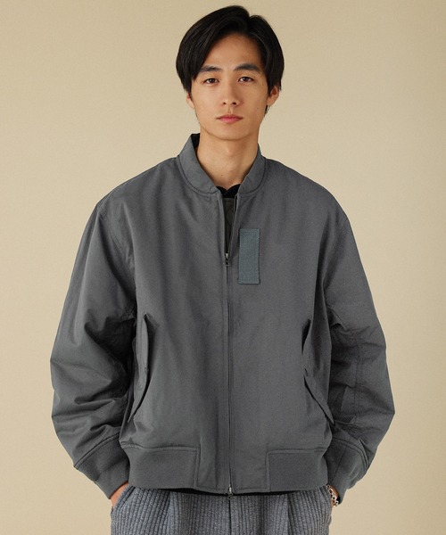 VERON（ヴァロン）の「コットンナイロン高密度ツイル Sorona(R)Dupont 中綿MA-1フライトジャケット（MA-1・メンズ・オリーブ/スミクロ・L/M）」の2枚目の写真