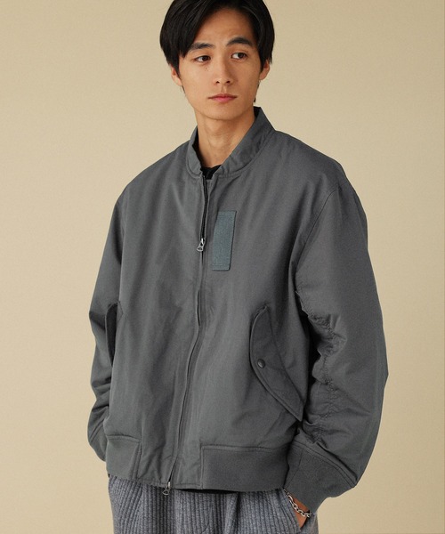 VERON（ヴァロン）の「コットンナイロン高密度ツイル Sorona(R)Dupont 中綿MA-1フライトジャケット（MA-1・メンズ・オリーブ/スミクロ・L/M）」の4枚目の写真