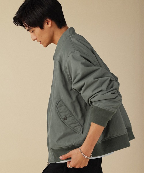 VERON（ヴァロン）の「コットンナイロン高密度ツイル Sorona(R)Dupont 中綿MA-1フライトジャケット（MA-1・メンズ・オリーブ/スミクロ・L/M）」の14枚目の写真