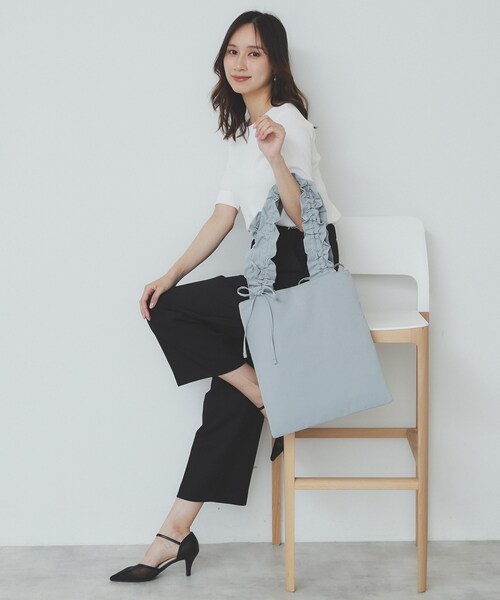 index(インデックス)の「【A4サイズ収納可能】持ち手フリルトートバッグ(トートバッグ・レディース・サックスブルー/アイボリー/ブラック・00)」の8枚目の写真