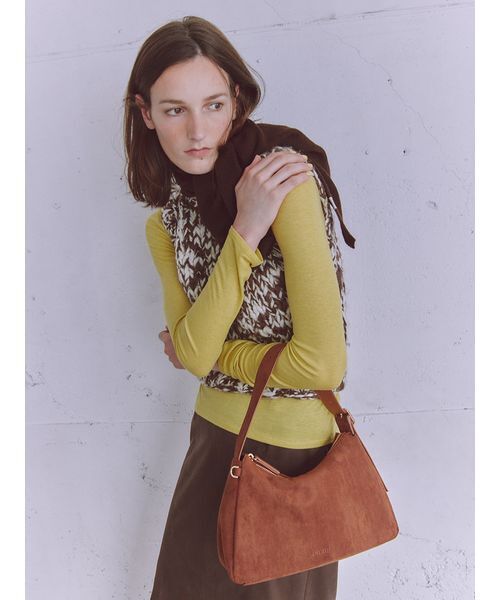 emmi（エミ）の「ウールニットトライアングルスカーフ（バンダナ/スカーフ・レディース・ダークグレー/ブラウン・F）」の4枚目の写真