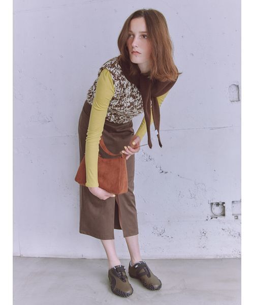 emmi（エミ）の「ウールニットトライアングルスカーフ（バンダナ/スカーフ・レディース・ダークグレー/ブラウン・F）」の5枚目の写真