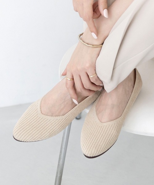 welleg(ウェレッグ)の「やわらか Vカット ニットパンプス(パンプス・レディース・ブラック/グリーン/ベージュ/イエロー/ブラック×シルバー・L/M/LL/S)」の1枚目の写真