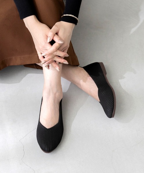 welleg(ウェレッグ)の「やわらか Vカット ニットパンプス(パンプス・レディース・ブラック/グリーン/ベージュ/イエロー/ブラック×シルバー・L/M/LL/S)」の2枚目の写真