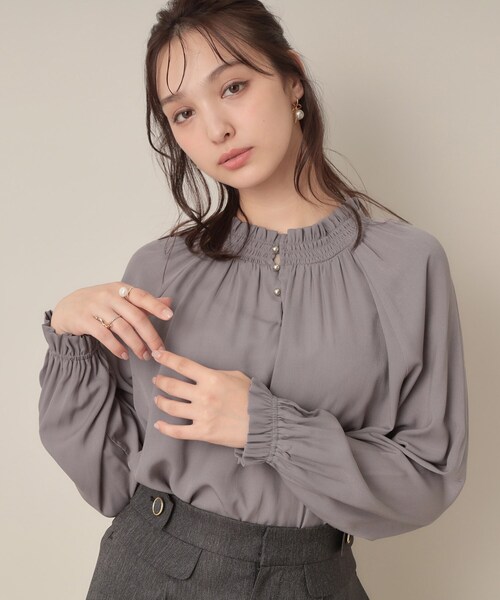 couture brooch(クチュールブローチ)の「【きれいめ・通勤】RTピケ前後2WAYシャーリングブラウス(シャツ/ブラウス・レディース・アイボリー/ブラウン系その他/サンドベージュ・42/40/36/38)」の20枚目の写真
