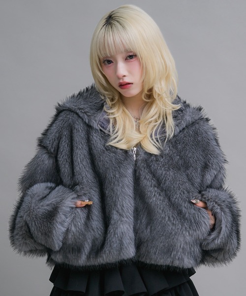 17HR（セブンティーンアワーズ）の「フード付きファーショートコート