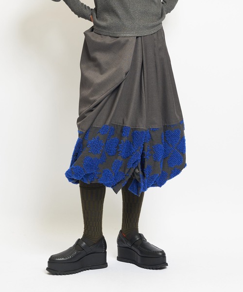 gomme(ゴム)の「4リーフクローバーJQ リフトタックスカート(スカート・レディース・グレー/ブラック・MEDIUM)」の1枚目の写真