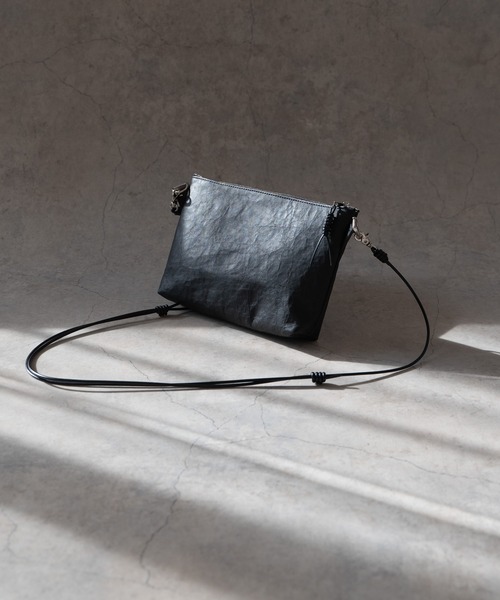 Senti(センティ)の「SENTI Dyneema(R) Leather 2WAY SACOCHE 超軽量ダイニーマレザー2WAYサコッシュ(ショルダーバッグ・メンズ・ブラック/ブラック系その他・FREE)」の5枚目の写真