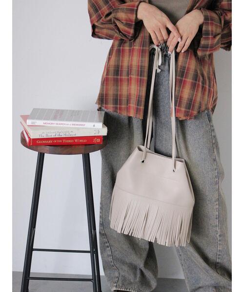 ehka sopo(エヘカソポ)の「エコレザーフリンジショルダーバッグ(ハンドバッグ・レディース・ブラウン/ブラック/ベージュ・F)」の3枚目の写真