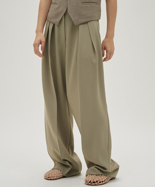 TODAYFUL(トゥデイフル)の「【TODAYFUL/トゥデイフル】Tuck Wide Trousers/タックワイドトラウザー(スラックス・レディース・ベージュ/ブラック/チョコ・36/38)」の1枚目の写真