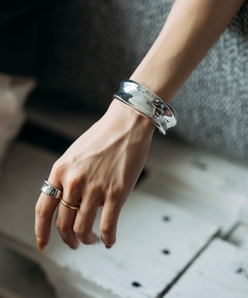 Nothing And Others(ナッシングアンドアザーズ)の「Nothing And Others/ナッシングアンドアザーズ/Smooth Light Bangle(バングル/リストバンド・レディース・シルバー・F)」の5枚目の写真