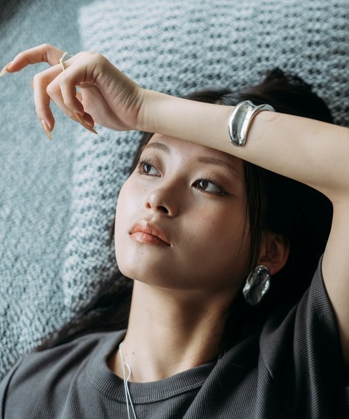 Nothing And Others(ナッシングアンドアザーズ)の「Nothing And Others/ナッシングアンドアザーズ/Smooth Light Bangle(バングル/リストバンド・レディース・シルバー・F)」の2枚目の写真