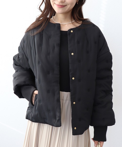 Jines（ジネス）の「ドット刺繍キルティングノーカラージャケット（ノーカラージャケット・レディース・ホワイト/ブラック・38）」の2枚目の写真