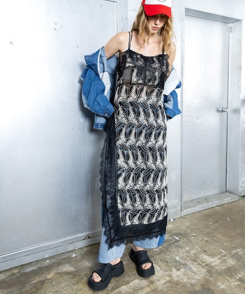 AULA AILA（アウラアイラ）の「キャミソールロングジレ（ワンピース・レディース・オフホワイト/マルチ/ブラック・0）」の3枚目の写真