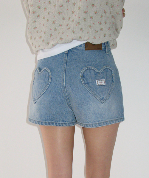 RONRON(ロンロン)の「HEART POCKET MINI SHORT DENIM PANTS LIGHT BLUE(その他パンツ・レディース・その他・SMALL/MEDIUM)」の1枚目の写真