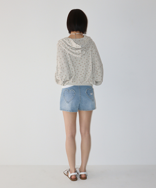 RONRON(ロンロン)の「HEART POCKET MINI SHORT DENIM PANTS LIGHT BLUE(その他パンツ・レディース・その他・SMALL/MEDIUM)」の5枚目の写真