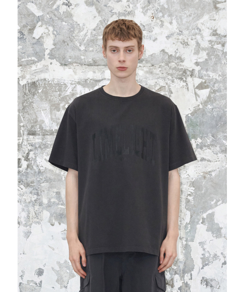 LIMELIGHT APPAREL(ライムライトアパレル)の「アパレルピグメントアーチロゴTシャツ(ブラック/ブラック)(Tシャツ/カットソー・メンズ・その他・SMALL/MEDIUM/LARGE/X-LARGE)」の1枚目の写真