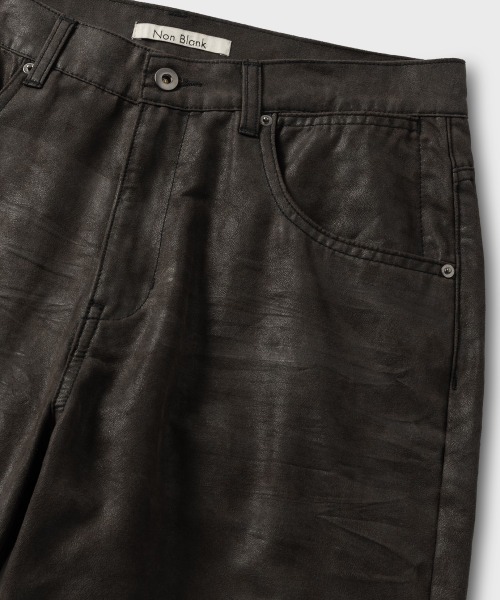 NONBLANK(ノンブランク)の「レザーテクスチャードパンツ_ダークブラウン(その他パンツ・メンズ・ダークブラウン・X-LARGE/LARGE/MEDIUM)」の3枚目の写真