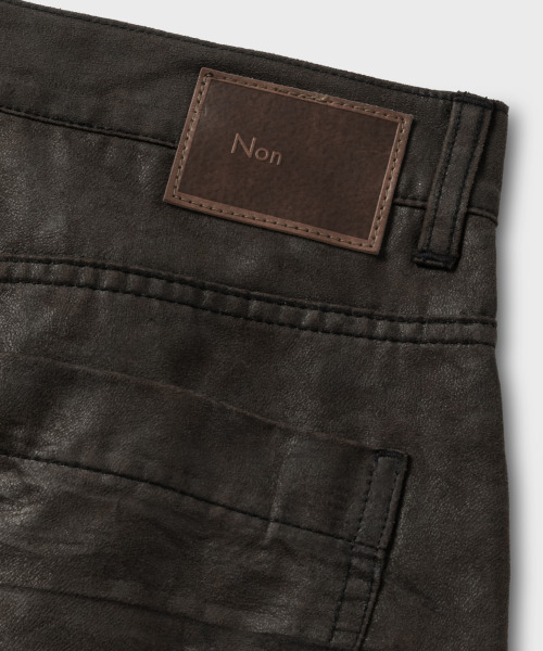 NONBLANK(ノンブランク)の「レザーテクスチャードパンツ_ダークブラウン(その他パンツ・メンズ・ダークブラウン・X-LARGE/LARGE/MEDIUM)」の6枚目の写真