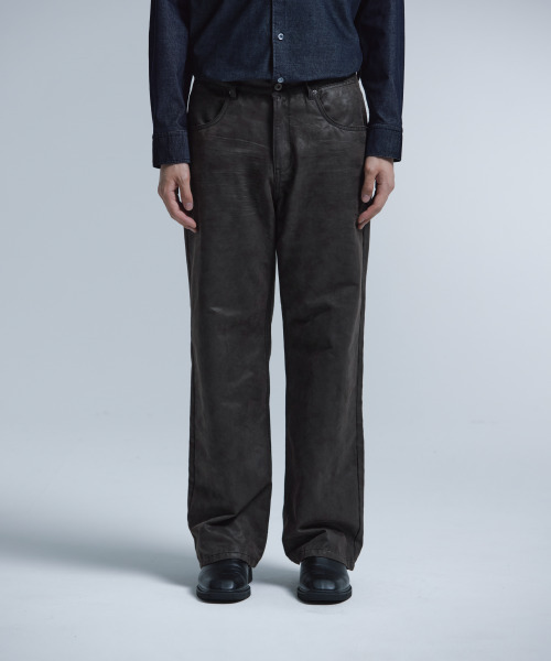 NONBLANK(ノンブランク)の「レザーテクスチャードパンツ_ダークブラウン(その他パンツ・メンズ・ダークブラウン・X-LARGE/LARGE/MEDIUM)」の10枚目の写真
