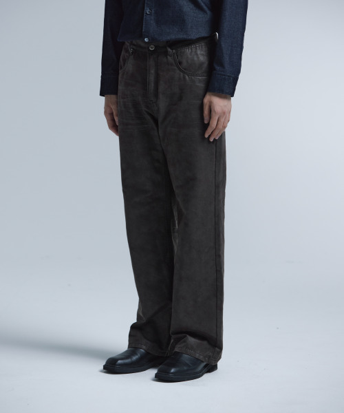 NONBLANK(ノンブランク)の「レザーテクスチャードパンツ_ダークブラウン(その他パンツ・メンズ・ダークブラウン・X-LARGE/LARGE/MEDIUM)」の11枚目の写真