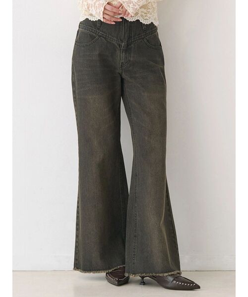 CALNAMUR(カルナムール)の「ローライズフレアデニムパンツ(その他パンツ・レディース・ライトブルー/ブラック・SMALL/MEDIUM)」の2枚目の写真