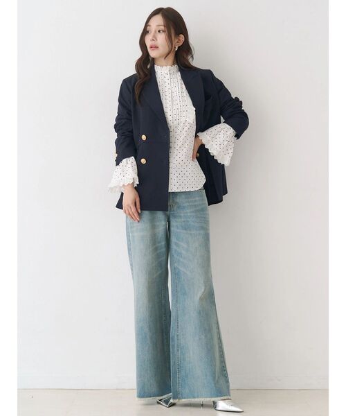 CALNAMUR(カルナムール)の「ローライズフレアデニムパンツ(その他パンツ・レディース・ライトブルー/ブラック・SMALL/MEDIUM)」の4枚目の写真