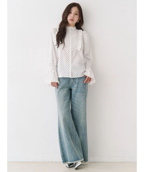 CALNAMUR(カルナムール)の「ローライズフレアデニムパンツ(その他パンツ・レディース・ライトブルー/ブラック・SMALL/MEDIUM)」の7枚目の写真