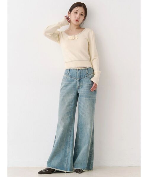 CALNAMUR(カルナムール)の「ローライズフレアデニムパンツ(その他パンツ・レディース・ライトブルー/ブラック・SMALL/MEDIUM)」の5枚目の写真