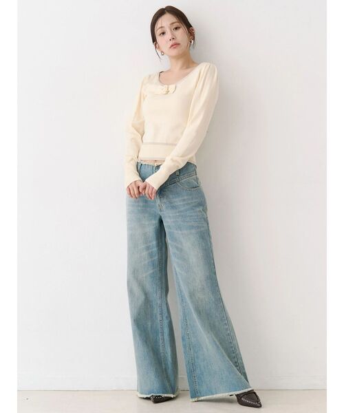 CALNAMUR(カルナムール)の「ローライズフレアデニムパンツ(その他パンツ・レディース・ライトブルー/ブラック・SMALL/MEDIUM)」の4枚目の写真