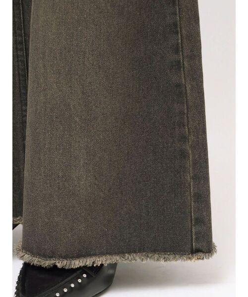 CALNAMUR(カルナムール)の「ローライズフレアデニムパンツ(その他パンツ・レディース・ライトブルー/ブラック・SMALL/MEDIUM)」の17枚目の写真