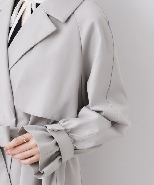 couture brooch（クチュールブローチ）の「【撥水・ハレの日・通勤】ロングトレンチコート（トレンチコート・レディース・ライトグレー/アイボリー/ベージュ・42/40/38/36）」の4枚目の写真