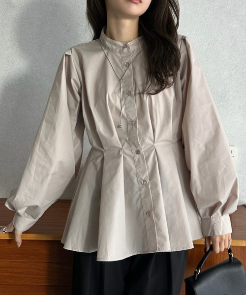 Eclat one(エクラワン)の「【Eclat one】タックデザイン スタンドカラー ペプラム ブラウス(シャツ/ブラウス・レディース・ブラック/グレイッシュベージュ/オフホワイト/ブルー・M)」の3枚目の写真