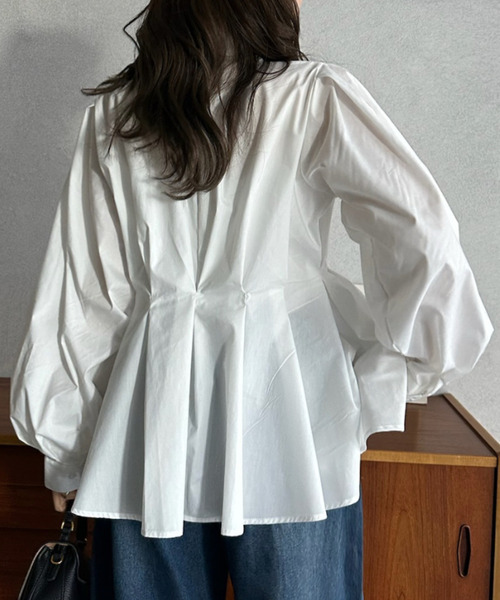 Eclat one(エクラワン)の「【Eclat one】タックデザイン スタンドカラー ペプラム ブラウス(シャツ/ブラウス・レディース・ブラック/グレイッシュベージュ/オフホワイト/ブルー・M)」の17枚目の写真