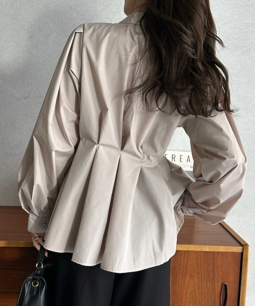 Eclat one(エクラワン)の「【Eclat one】タックデザイン スタンドカラー ペプラム ブラウス(シャツ/ブラウス・レディース・ブラック/グレイッシュベージュ/オフホワイト/ブルー・M)」の9枚目の写真