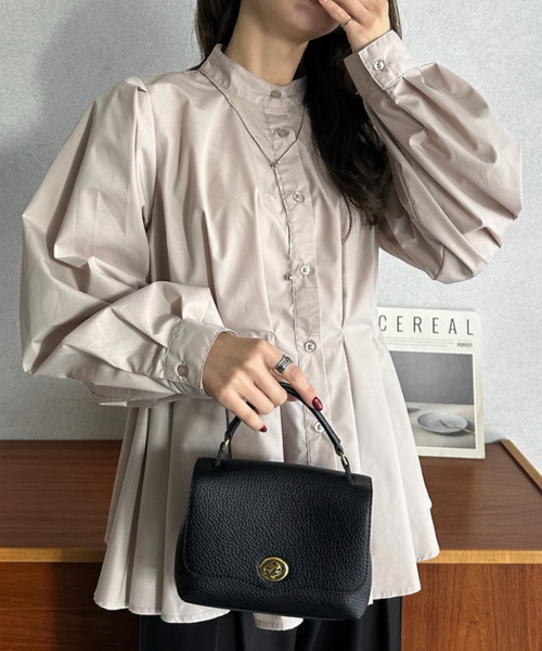 Eclat one(エクラワン)の「【Eclat one】タックデザイン スタンドカラー ペプラム ブラウス(シャツ/ブラウス・レディース・ブラック/グレイッシュベージュ/オフホワイト/ブルー・M)」の21枚目の写真