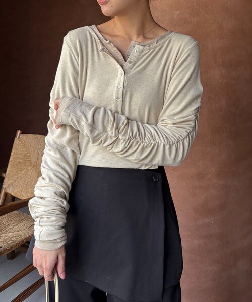 CAPRICIEUX LE'MAGE(カプリシューレマージュ)の「インナーSET袖ギャザーヘンリーTシャツ(Tシャツ/カットソー・レディース・ブラック/グレー/ピンク/ベージュ・FREE)」の6枚目の写真