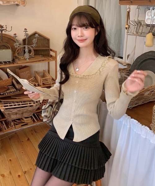 AsRiRe（アスリレイ）の「レース付き　花ボタンニットトップス（ニット/セーター・レディース・ダークグレー/アイボリー/オートミール・M）」の3枚目の写真