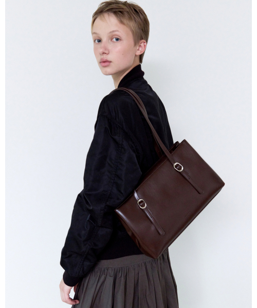 FIND KAPOOR(ファインドカプア)の「ピローショルダーバッグ31 - ダークブラウン(ショルダーバッグ・レディース・ダークブラウン・FREE)」の1枚目の写真