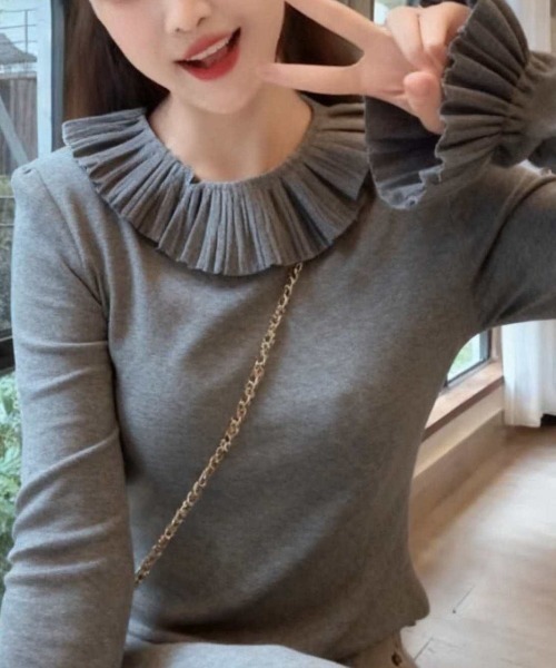 deux amour(ドゥーザムール)の「衿・袖フリル長袖トップス(Tシャツ/カットソー・レディース・アイボリー/ブラック/ホワイト/グレー・FREE)」の4枚目の写真