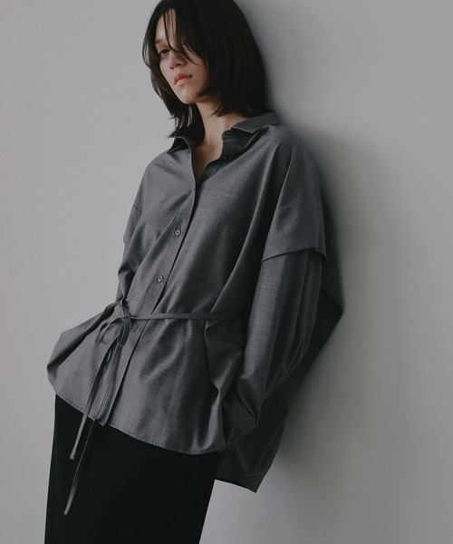 MANOF（マノフ）の「SHOULDER TUCK SHIRT（シャツ/ブラウス・レディース・ホワイト/ブルー/グレー・F）」の3枚目の写真