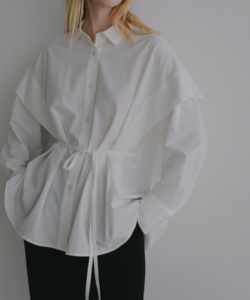 MANOF（マノフ）の「SHOULDER TUCK SHIRT（シャツ/ブラウス・レディース・ホワイト/ブルー/グレー・F）」の2枚目の写真