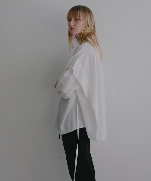 MANOF（マノフ）の「SHOULDER TUCK SHIRT（シャツ/ブラウス・レディース・ホワイト/ブルー/グレー・F）」の20枚目の写真