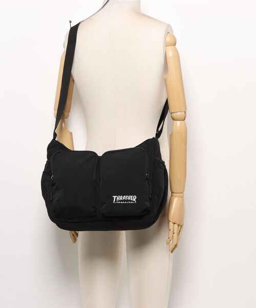 THRASHER(スラッシャー)の「W POCKET SHOULDER BAG/THRASHER スラッシャー ロゴアクセント 斜め掛け ショルダーバッグ GONZ刺繍 通学 タウンユース フェス ストリート(ショルダーバッグ・メンズ・ブラック×ホワイト/ブラック系その他・FREE)」の6枚目の写真