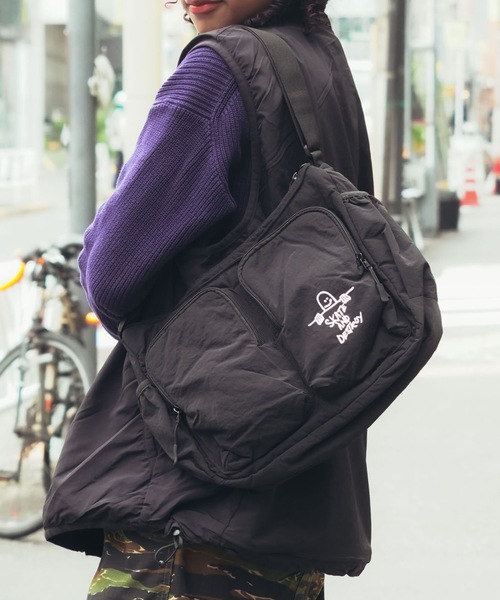 THRASHER(スラッシャー)の「W POCKET SHOULDER BAG/THRASHER スラッシャー ロゴアクセント 斜め掛け ショルダーバッグ GONZ刺繍 通学 タウンユース フェス ストリート(ショルダーバッグ・メンズ・ブラック×ホワイト/ブラック系その他・FREE)」の2枚目の写真