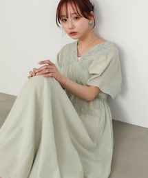 Bab（バブ）の「【選べるサイズ展開】テープ刺繍ピンタックレースワンピース（ワンピース）」