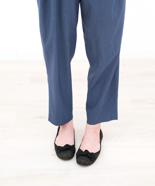 RiiiKa（リーカ）の「【RiiiKa/リーカ】リボンフラットパンプス（バレエシューズ・レディース・ブラック系その他/カーキ/ネイビー/ホワイト系その他/ブラック・21.5cm/23.0cm/23.5cm/22.5cm/25.0cm/24.0cm/22.0cm/24.5cm）」の4枚目の写真