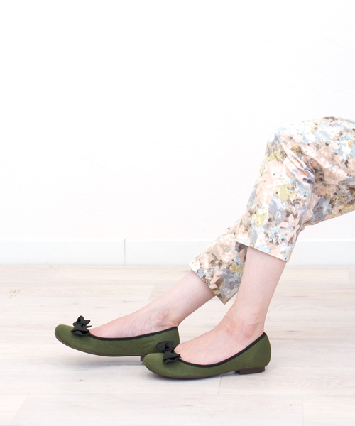 RiiiKa（リーカ）の「【RiiiKa/リーカ】リボンフラットパンプス（バレエシューズ・レディース・ブラック系その他/カーキ/ネイビー/ホワイト系その他/ブラック・21.5cm/23.0cm/23.5cm/22.5cm/25.0cm/24.0cm/22.0cm/24.5cm）」の5枚目の写真