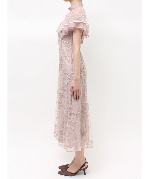 MERCURYDUO(マーキュリーデュオ)の「エンブロイダリーラッフルワンピース(ワンピース・レディース・ベビーピンク/ライトグレー・MEDIUM/SMALL)」の16枚目の写真