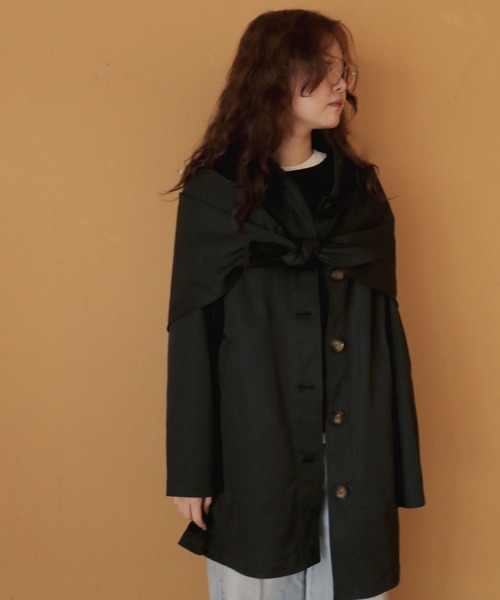 cheriella（シェリエラ）の「【cheriella】マルチWAYスカーフ付きステンカラートレンチ　MULTI-WAY STAIN-COLLAR TRENCH COAT WITH SCARFー春アウター（ステンカラーコート・レディース・アイボリー/ライトベージュ/ブラック・FREE）」の2枚目の写真